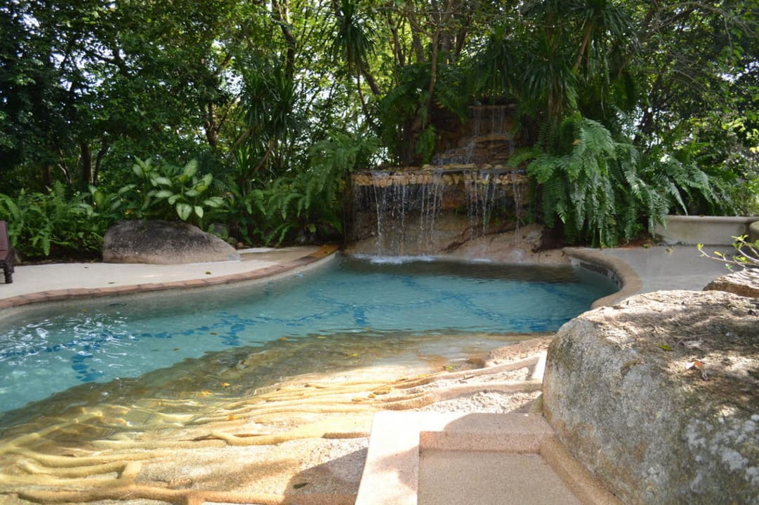 Oberer Pool The Fair House Beach Resort