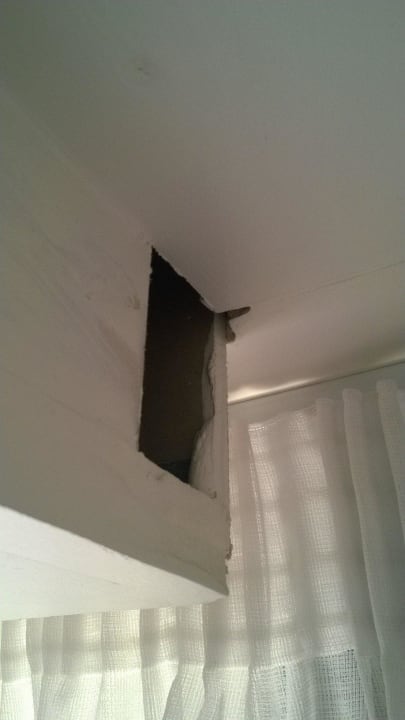 Löcher in der Decke / Big holes in the walls  Hotel Prima City