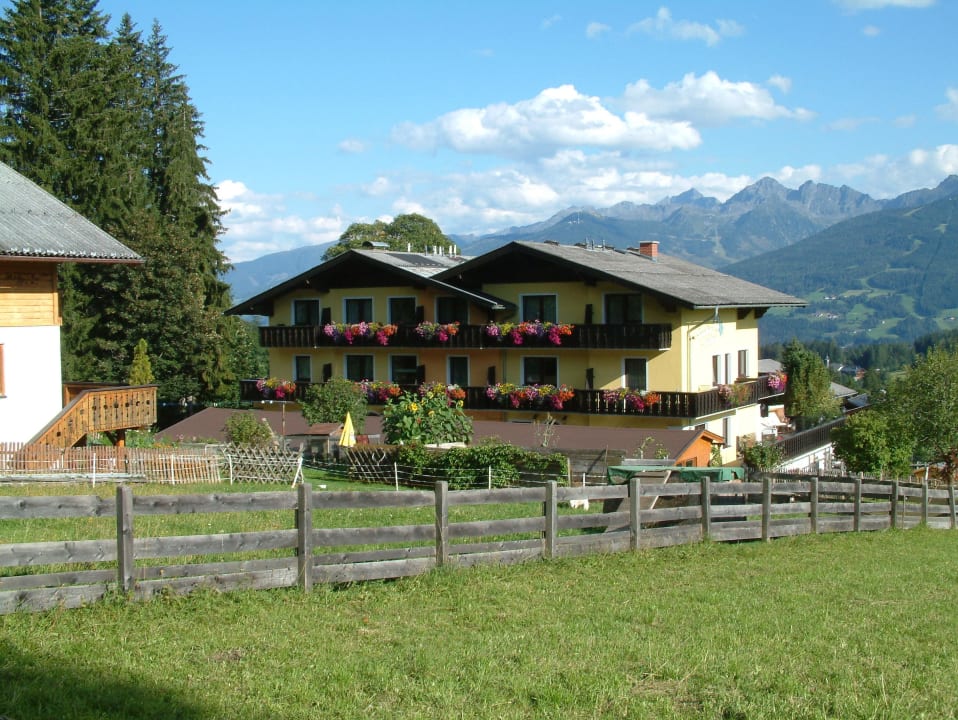 Blick vom Wanderweg aufs Hotel Hotel Sporthof Austria