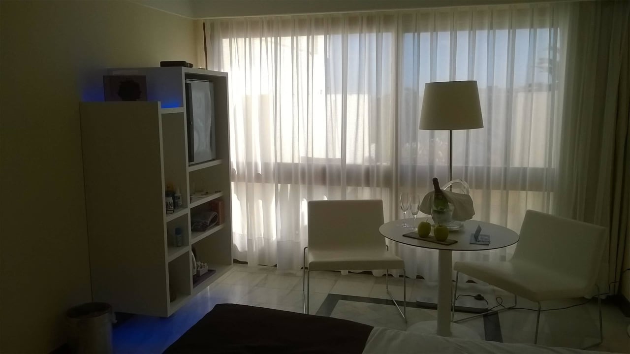 Regal mit Minibar, Wasserkocher und Kaffeetassen Paradisus by Meliá Salinas Lanzarote