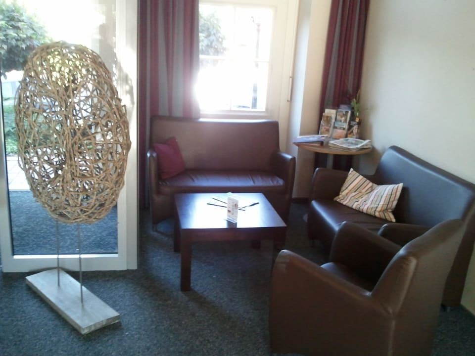 Lobby mit Sitzgelegenheit und Infomaterial DJH Jugendherberge Leer