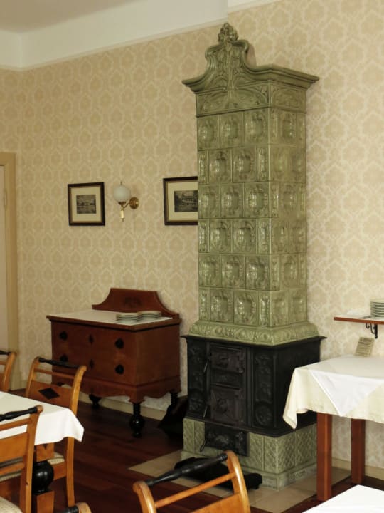 Kachelofen im Frühstücksraum Pension Jepsen