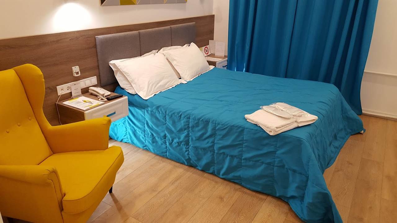 Schlafbereich mit Sessel Partner Guest House Baseina Street