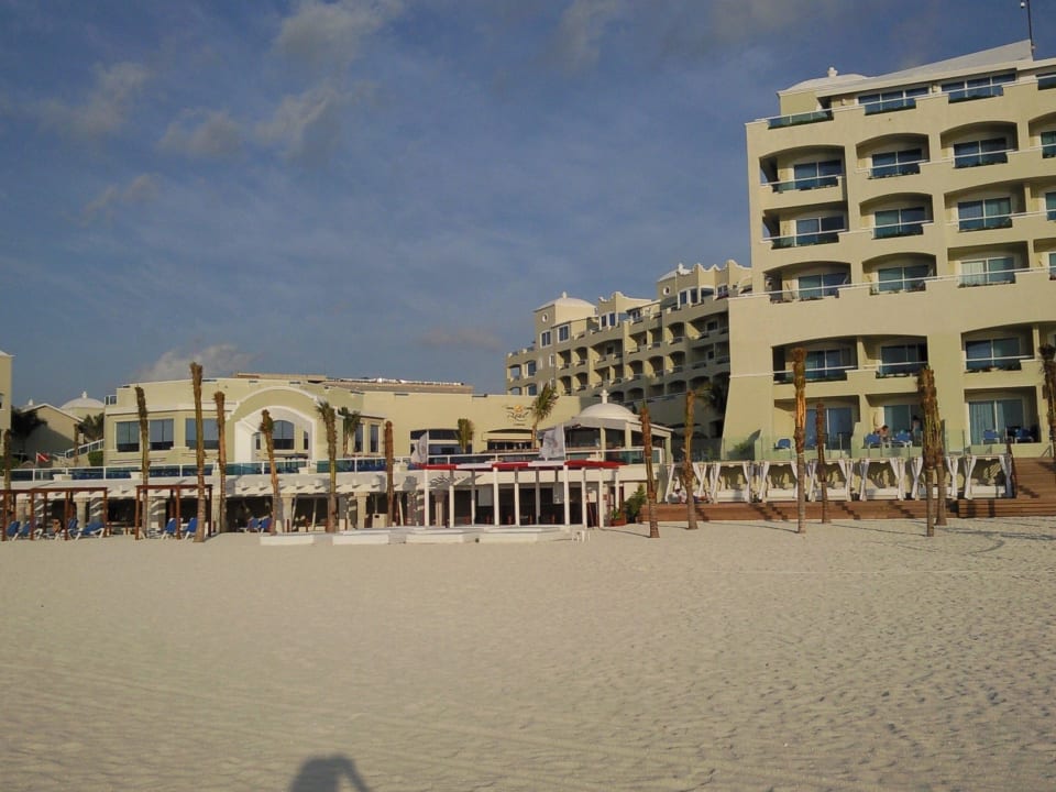 Blick vom Strand zum Hotel Sunscape Cancun All-Inclusive Resort & Spa by Hyatt