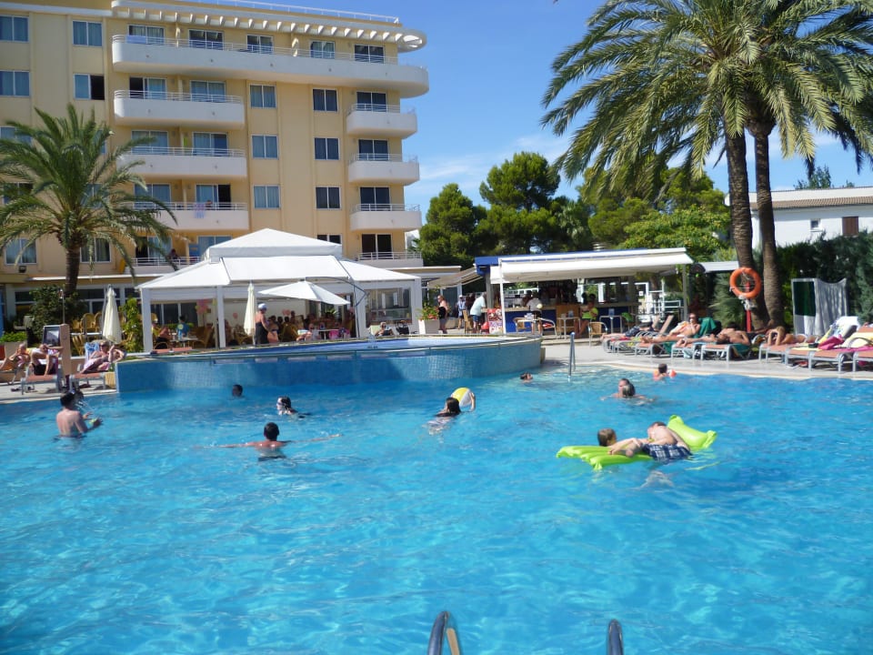 Pool mit Ansicht auf die Bar Aparthotel Ivory Playa