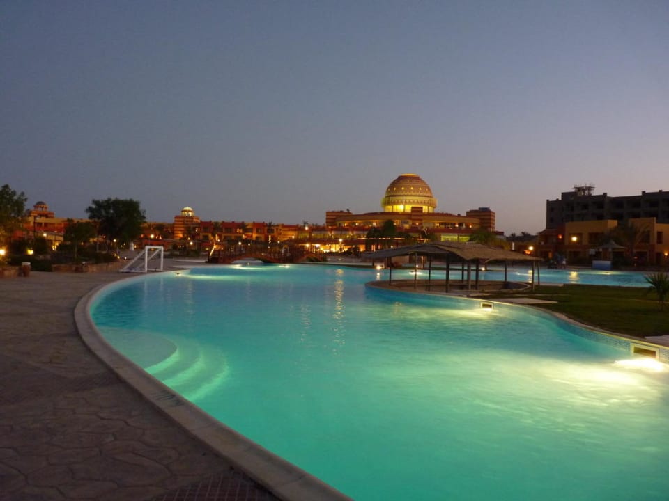 Blick am Abend auf das Hauptgebäude des Hotels Malikia Resort Abu Dabbab