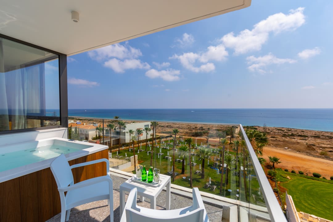 Ausblick Leonardo Crystal Cove Hotel & Spa – Adults only