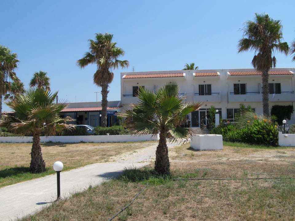 Blick vom Strand auf das Hotel Costa Angela Seaside Resort