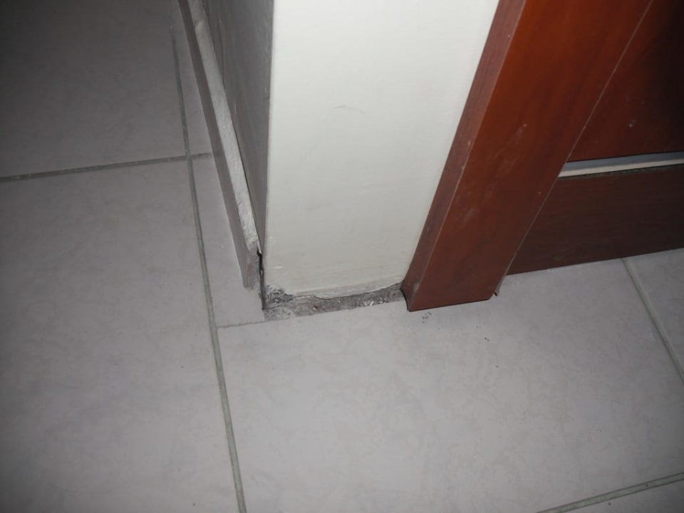 Fehlende Bodenleiste - gut für Staub und Dreck! Saphir Hotel & Villas