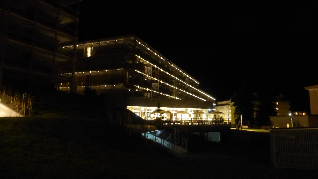 Das AMERON Swiss Mountain Hotel Davos bei Nacht AMERON Davos Swiss Mountain Resort