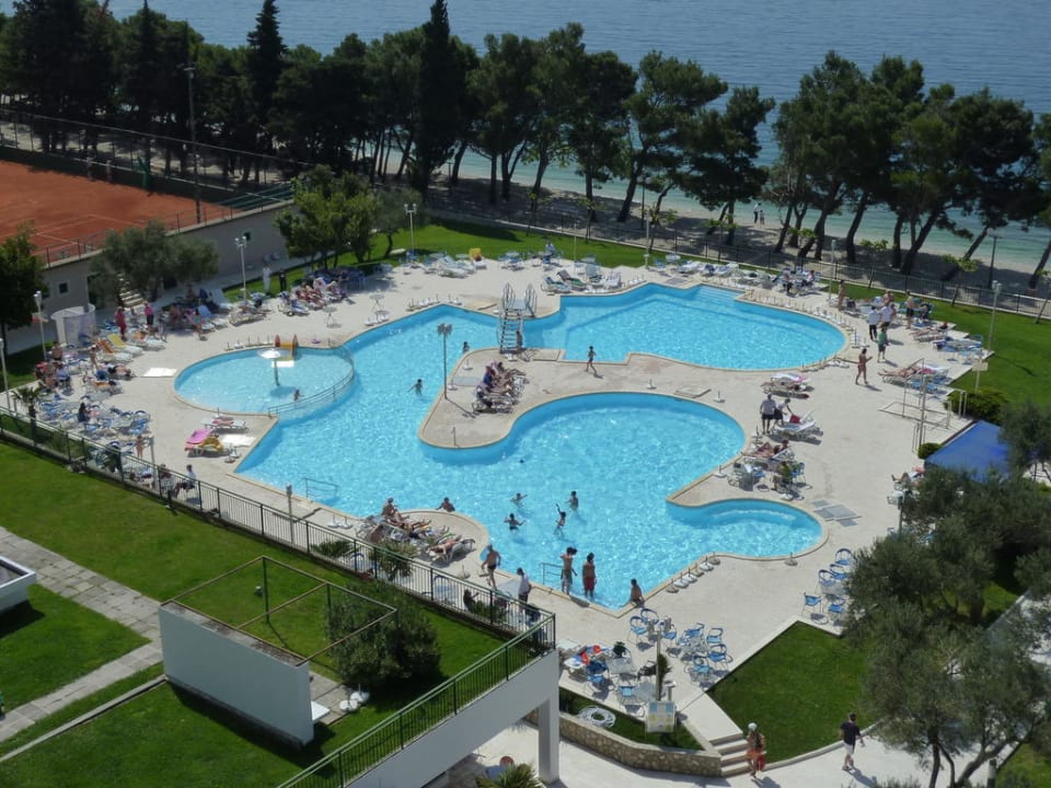 Widok z pokoju hotelowego na basen Bluesun Hotel Neptun