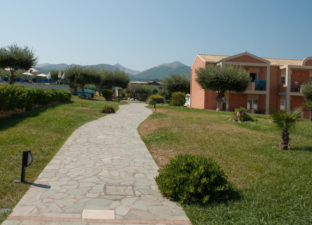 Weg vom Pool zum Eingang Hotel Mareblue Beach