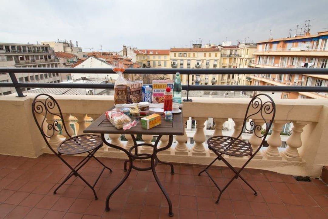 Eigenes Frühstück oberhalb Nizzas Dächern Hotel Vendôme