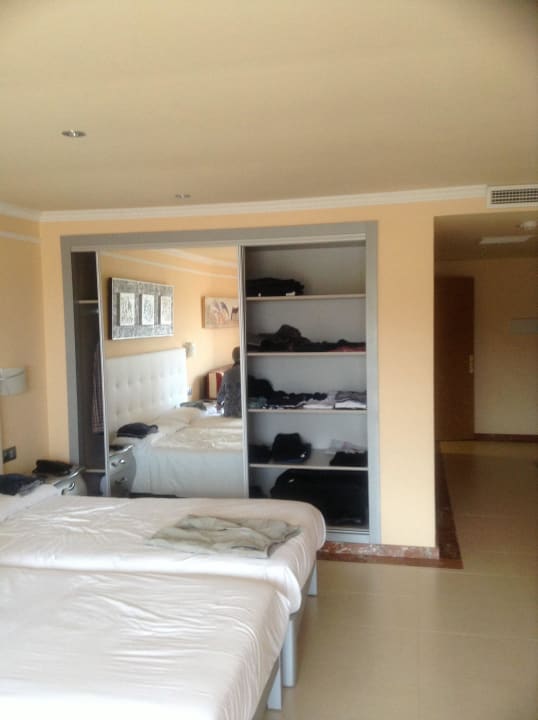 Großer Schrank Hotel Aparthotel Paguera Beach