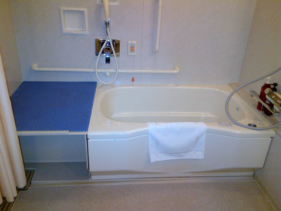 Duschen innerhalb u außerhalb der Wanne möglich  Hotel Big i