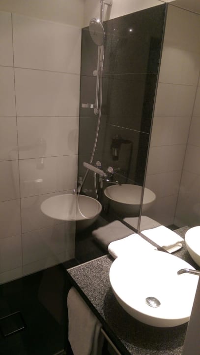 Bad mit viel Platz in der Dusche Motel One Köln Waidmarkt