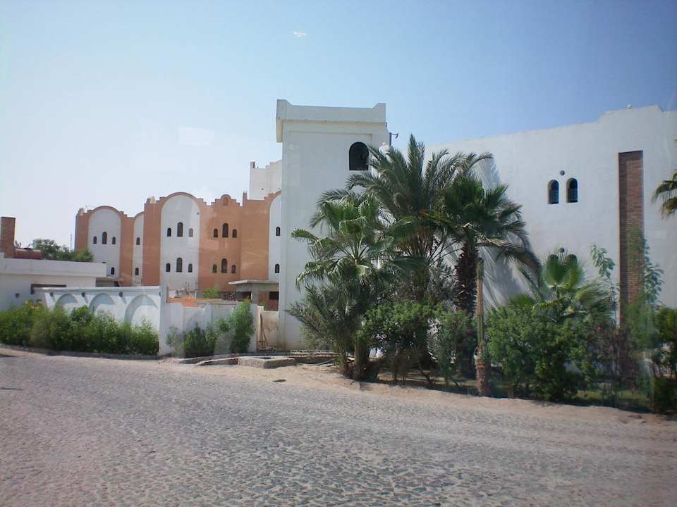 Vor dem Hotel Arabella Azur Resort