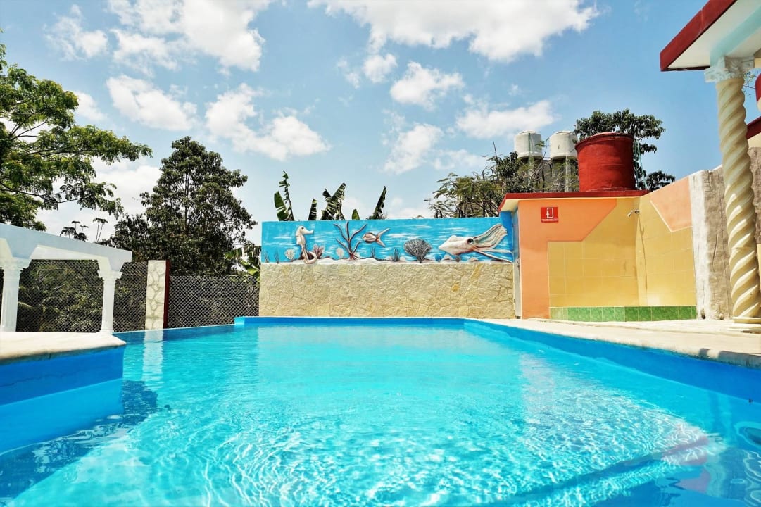 Pool mit Pooldusche & Außen-WC Ferienhaus Villa MariEnzo