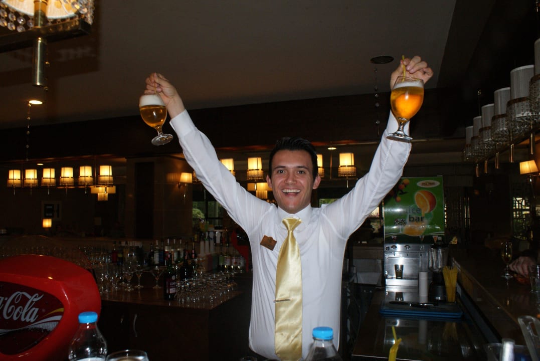 Onur mit dem Bierglastrick Aydinbey Kings Palace & Spa