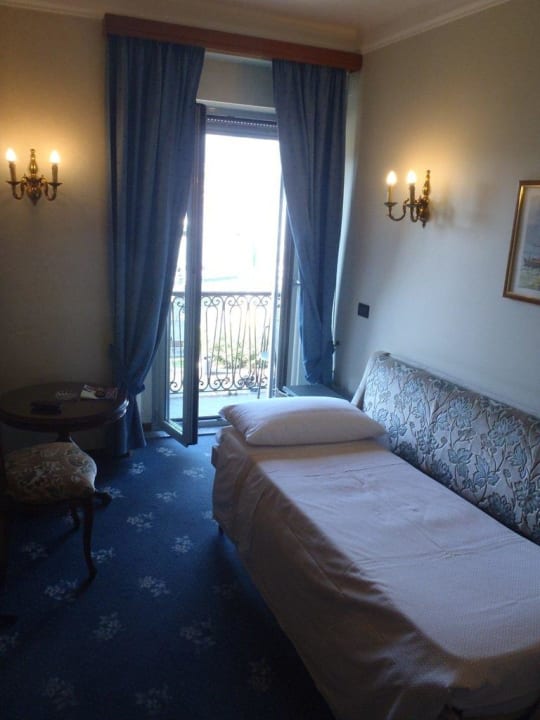 Jr Suite Wohnbereich mit Balkon Hotel Metropole Suisse