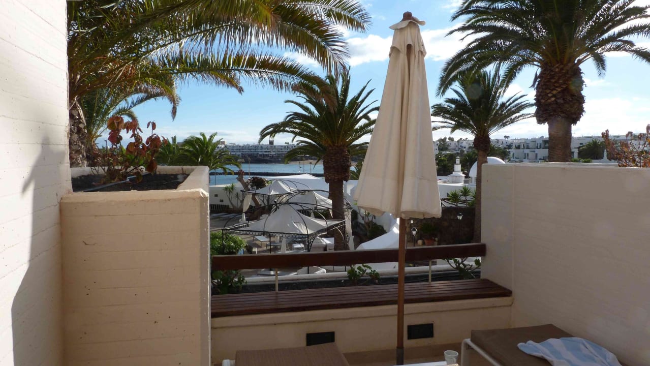 Terrasse mit Liegen und Schirm Paradisus by Meliá Salinas Lanzarote