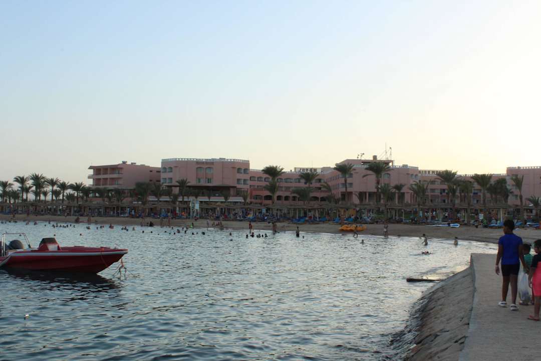 Blick von Landzunge auf Albatros Beach Hotel Beach Albatros Resort