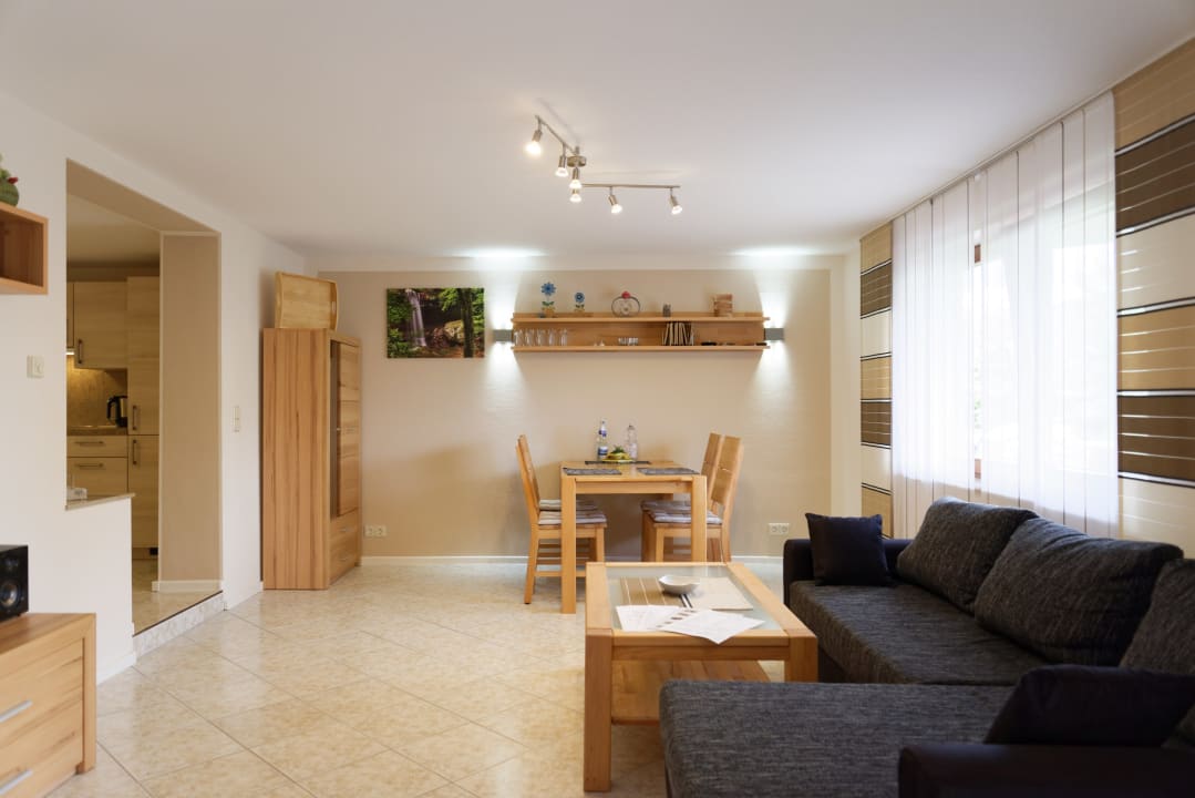 Wohn- / Esszimmer mit Fußbodenheizung Flachbild TV und Stere Ferienwohnung Schwarzwaldsteig