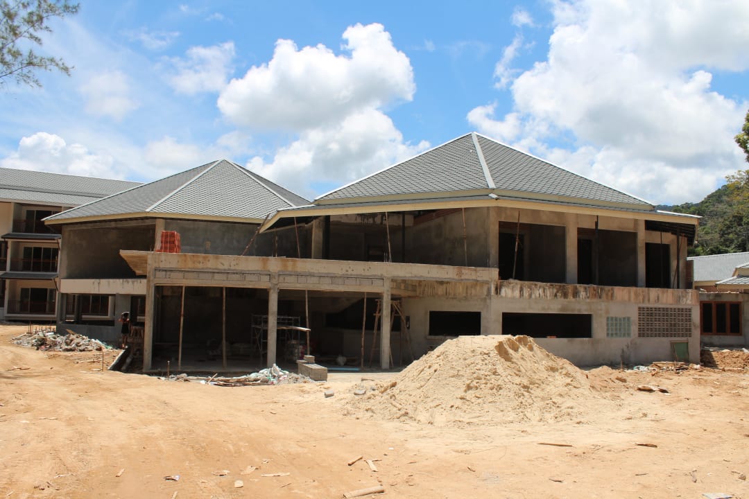 Empfangsgebäude im Bau SENTIDO Khao Lak