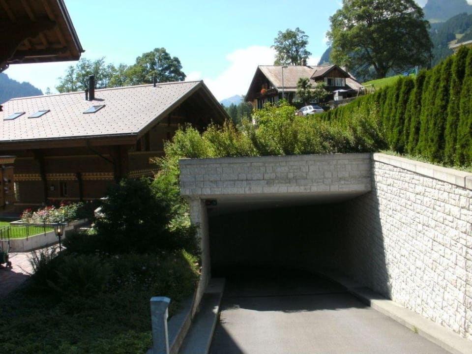 Einfahrt zur eigenen Tiefgarage FeWo Chalet Heimat