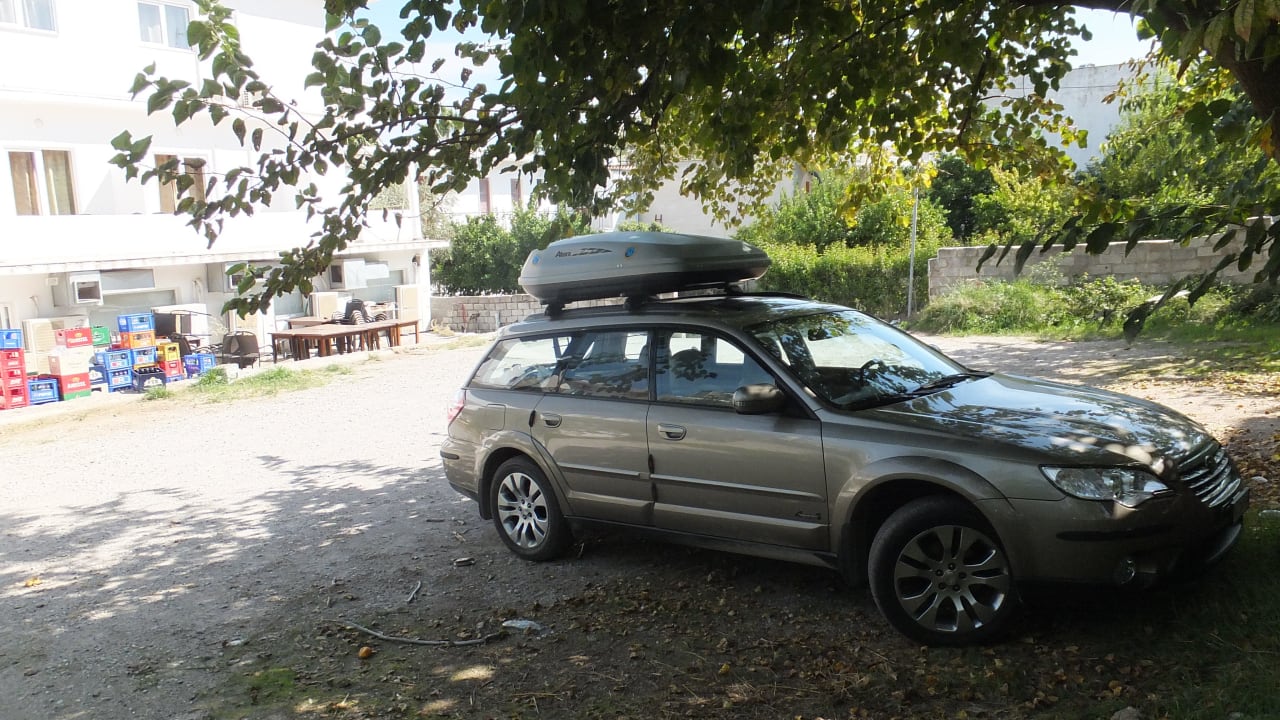 Der Privatparkplatz hinter dem Hotel Hotel Kiani Akti