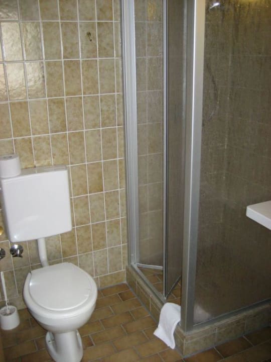 Badezimmer sehr eng Pension Schwarz