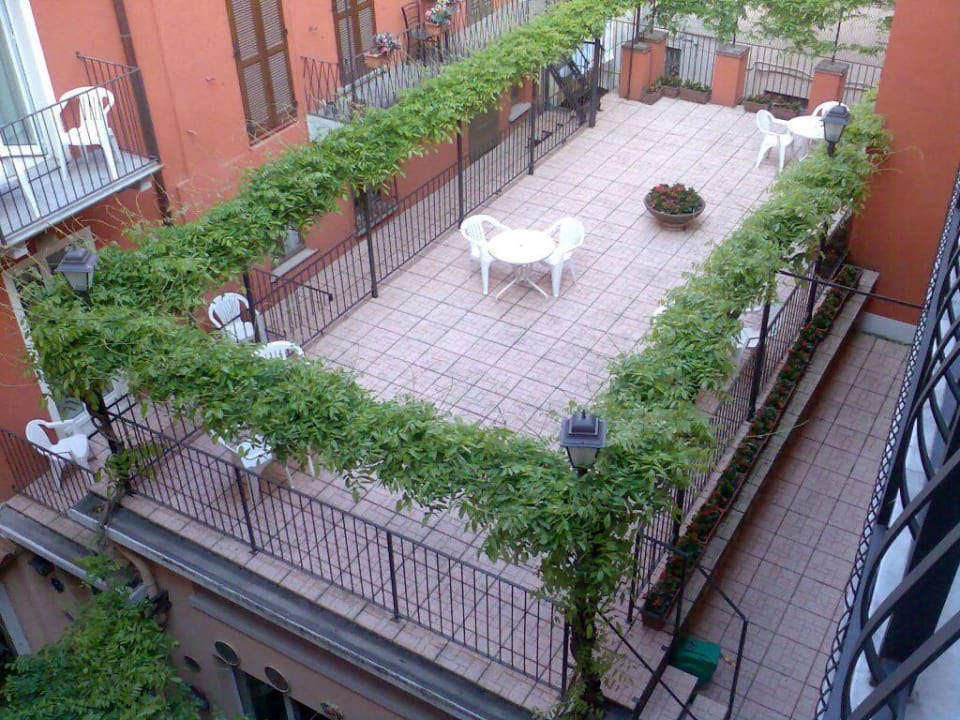 Terrasse im Innenhof Hotel Moderno