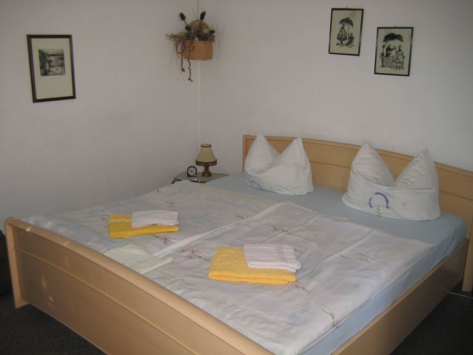 Doppelbett, Tisch und Stühle Spreewaldpension Winzer in Straupitz