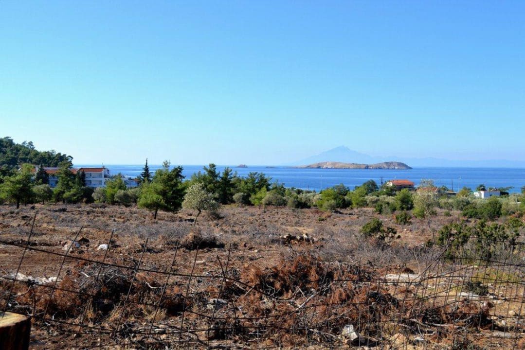 Hotel po lewej, na wprost Kozia Wyspa i Athos Hotel Astris Sun