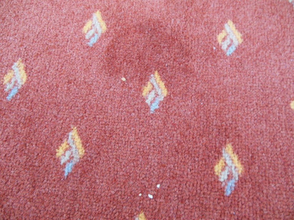 Flecke und Krümel auf dem Teppichboden IntercityHotel Schwerin