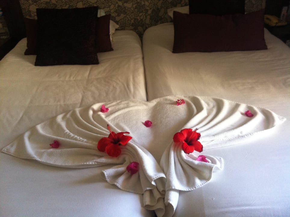 Hübsch dekoriertes Bett nach Zimmerreinigung Hotel Rosa Beach