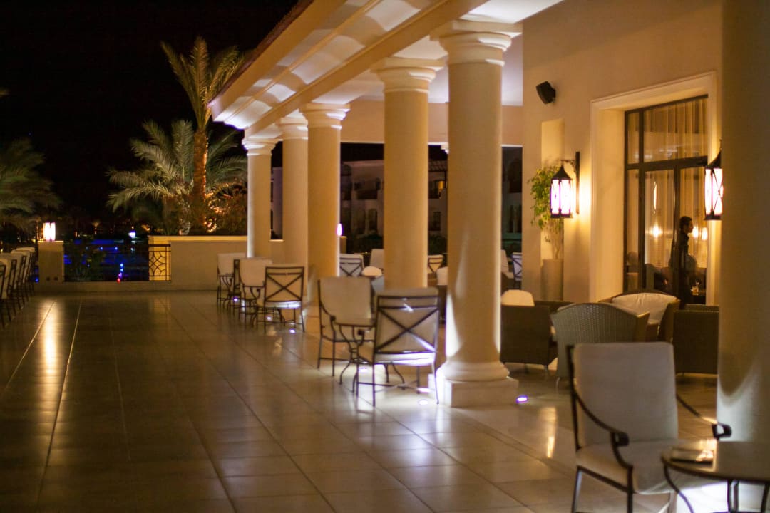 Бар на улице под навесом JAZ Aquamarine Resort