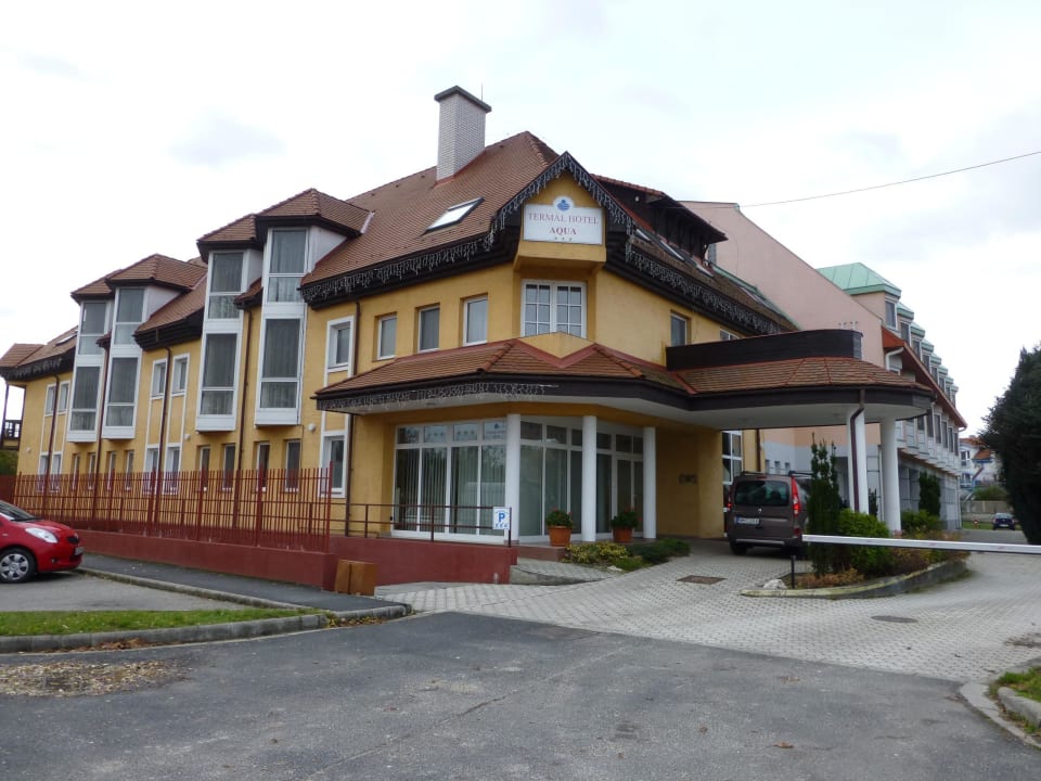 Eingang und Einfahrt zum Hotel-Parkplatz Aqua Hotel Termál