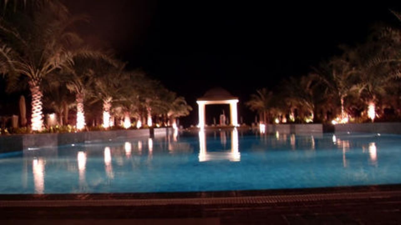 Poolanlage bei Nacht Rixos Al Mairid Ras Al Khaimah