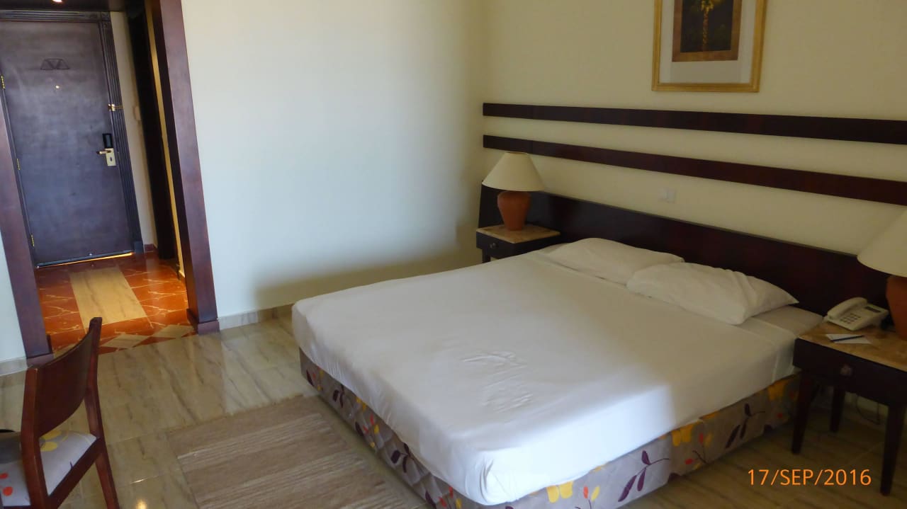 Großes Bett Malikia Resort Abu Dabbab