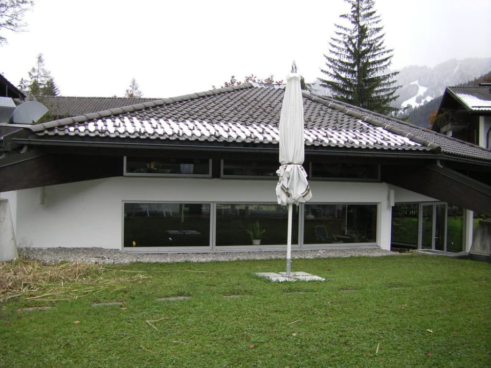 Blick von der Terrasse über Garten zum Innenpool HYPERION Hotel Garmisch-Partenkirchen