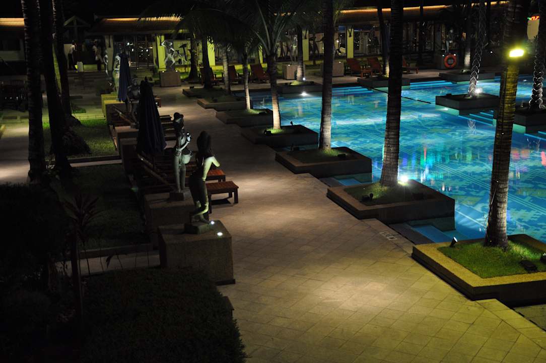 Schön angelegtes Schwimmbecken  Chatrium Hotel Royal Lake Yangon