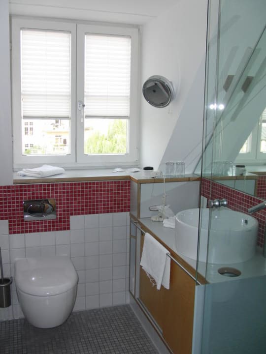 Bad mit zerfranztem Handtuch Hotel Nepomuk