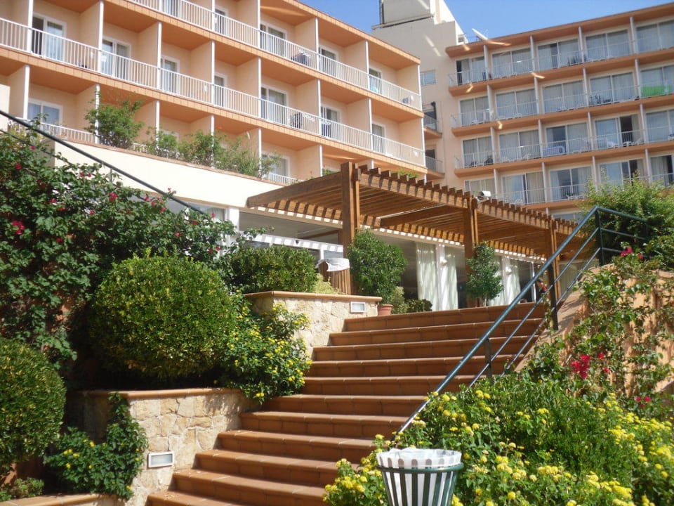 Weg vom Pool zum Hotel Valentin Grand Park Suite Hotel