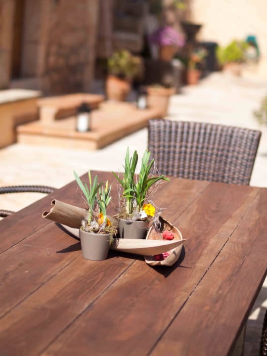 ... an großen und kleinen Tischen Agroturismo S'Hort de Can Carrio AG/226