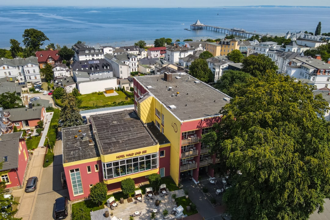 Außenansicht Hotel Wald und See
