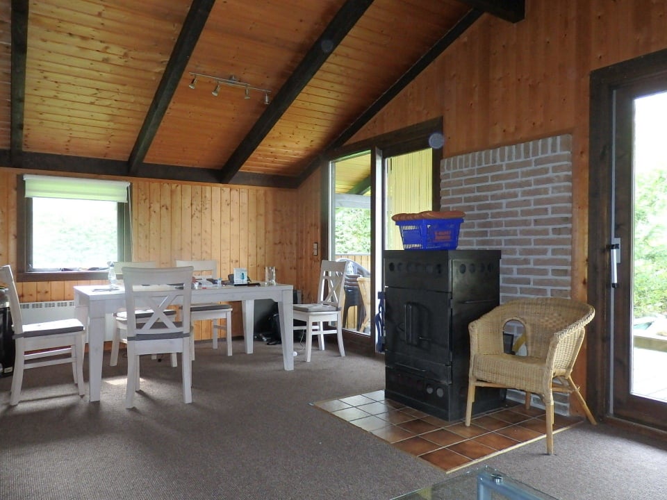 Tischgruppe im Wohn/Esszimmer mit Holzofen TUI Ferienhaus Wöhrdener Hafen