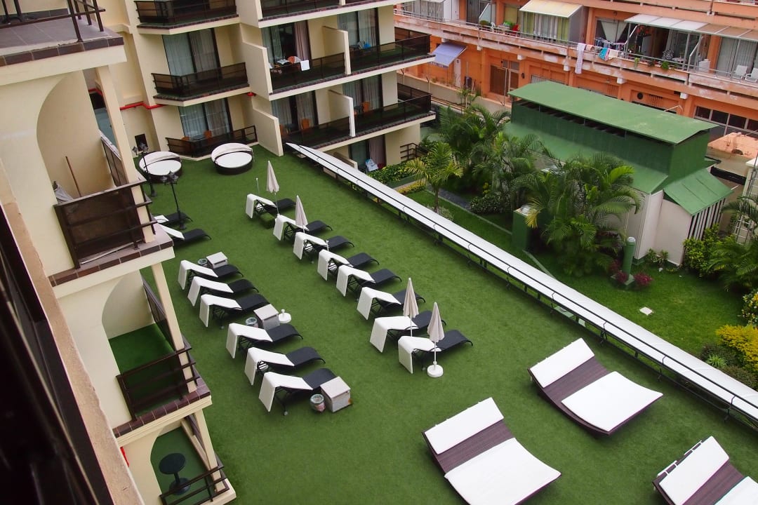 Sonnenterrasse im Hof hinter dem Hotel Hotel ValleMar