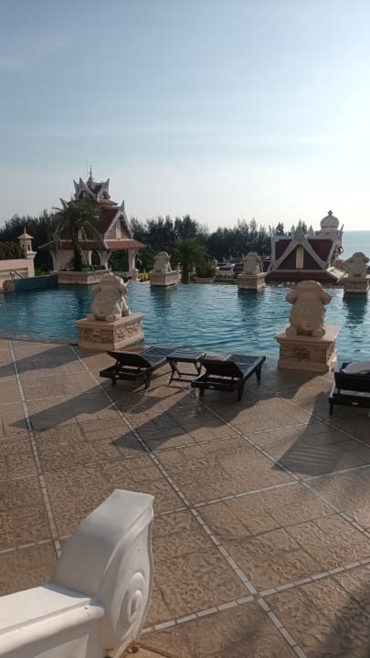 Pool Hotel Grand Pacific Sovereign Resort & Spa