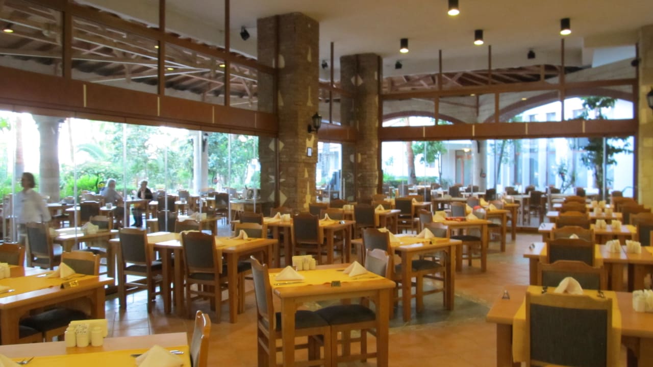 Speisesaal mit neuer Verglasung Aussenbereich Hotel Defne Garden